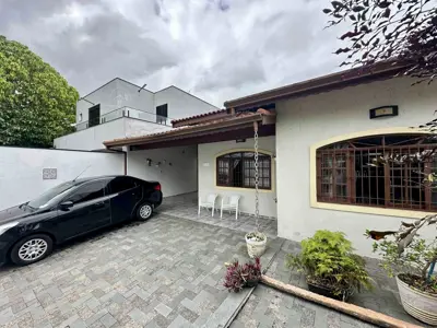 Casa - Térrea com 3 quartos (sendo 1 suite(s)) a 500,00 metros praia.