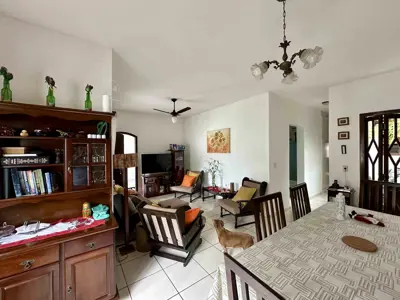 Casa - Térrea com 3 quartos (sendo 1 suite(s)) a 500,00 metros praia.