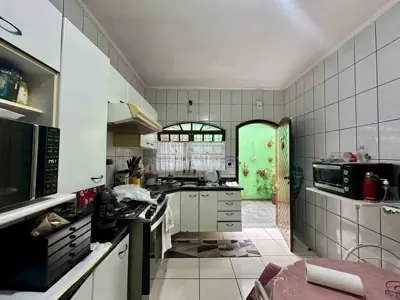 Casa - Térrea com 3 quartos (sendo 1 suite(s)) a 500,00 metros praia.