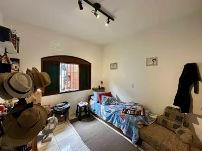 Casa - Térrea com 3 quartos (sendo 1 suite(s)) a 500,00 metros praia.