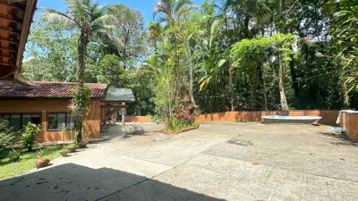 Sítio - Alto com  quartos  a 800,00 metros praia.