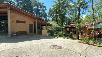 Sítio - Alto com  quartos  a 800,00 metros praia.