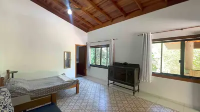 Sítio - Alto com  quartos  a 800,00 metros praia.