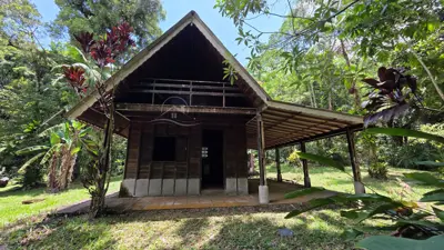 Sítio - Alto com  quartos  a 800,00 metros praia.