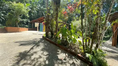 Sítio - Alto com  quartos  a 800,00 metros praia.