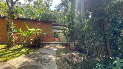 Sítio - Alto com  quartos  a 800,00 metros praia.