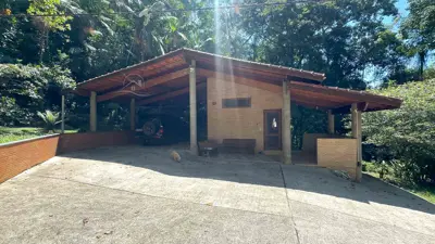 Sítio - Alto com  quartos  a 800,00 metros praia.