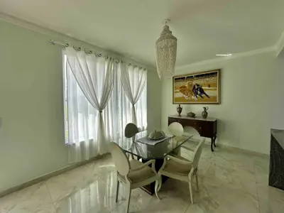 Casa - Sobrado Triplex com 4 quartos (sendo 4 suite(s)) a 1200,00 metros praia.