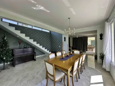 Casa - Sobrado Triplex com 4 quartos (sendo 4 suite(s)) a 1200,00 metros praia.