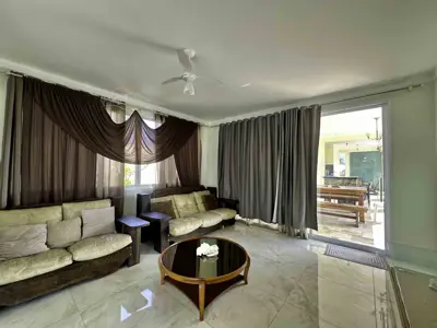 Casa - Sobrado Triplex com 4 quartos (sendo 4 suite(s)) a 1200,00 metros praia.