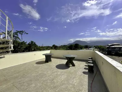 Casa - Sobrado Triplex com 4 quartos (sendo 4 suite(s)) a 1200,00 metros praia.