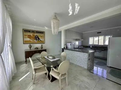 Casa - Sobrado Triplex com 4 quartos (sendo 4 suite(s)) a 1200,00 metros praia.