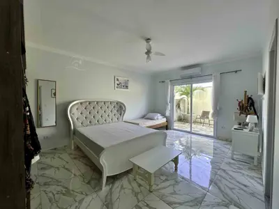 Casa - Sobrado Triplex com 4 quartos (sendo 4 suite(s)) a 1200,00 metros praia.