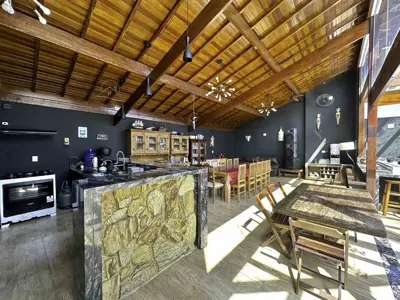 Casa - Sobrado Triplex com 4 quartos (sendo 4 suite(s)) a 1200,00 metros praia.