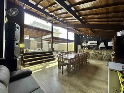 Casa - Sobrado Triplex com 4 quartos (sendo 4 suite(s)) a 1200,00 metros praia.