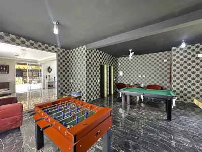 Casa - Sobrado Triplex com 4 quartos (sendo 4 suite(s)) a 1200,00 metros praia.