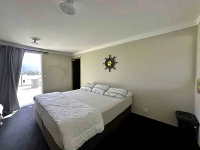 Casa - Sobrado Triplex com 4 quartos (sendo 4 suite(s)) a 1200,00 metros praia.