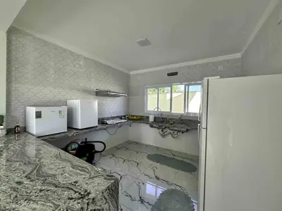 Casa - Sobrado Triplex com 4 quartos (sendo 4 suite(s)) a 1200,00 metros praia.