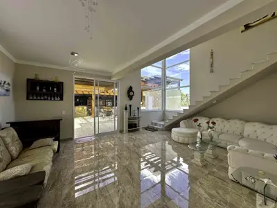 Casa - Sobrado Triplex com 4 quartos (sendo 4 suite(s)) a 1200,00 metros praia.