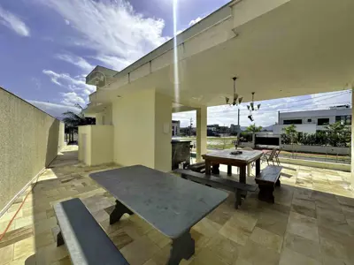 Casa - Sobrado Triplex com 4 quartos (sendo 4 suite(s)) a 1200,00 metros praia.