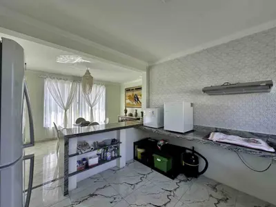 Casa - Sobrado Triplex com 4 quartos (sendo 4 suite(s)) a 1200,00 metros praia.