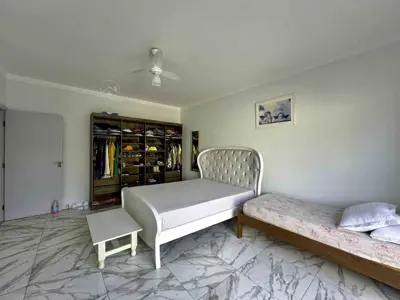 Casa - Sobrado Triplex com 4 quartos (sendo 4 suite(s)) a 1200,00 metros praia.