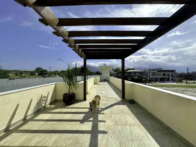 Casa - Sobrado Triplex com 4 quartos (sendo 4 suite(s)) a 1200,00 metros praia.