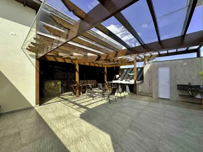 Casa - Sobrado Triplex com 4 quartos (sendo 4 suite(s)) a 1200,00 metros praia.