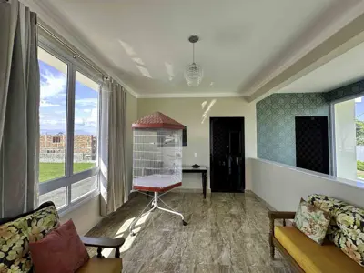 Casa - Sobrado Triplex com 4 quartos (sendo 4 suite(s)) a 1200,00 metros praia.