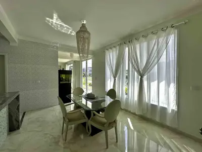 Casa - Sobrado Triplex com 4 quartos (sendo 4 suite(s)) a 1200,00 metros praia.