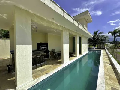 Casa - Sobrado Triplex com 4 quartos (sendo 4 suite(s)) a 1200,00 metros praia.