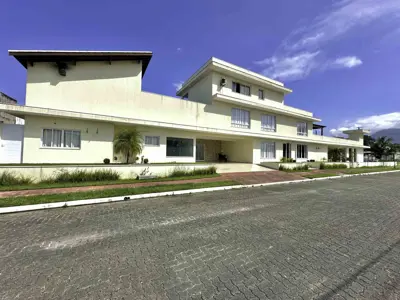 Casa - Sobrado Triplex com 4 quartos (sendo 4 suite(s)) a 1200,00 metros praia.