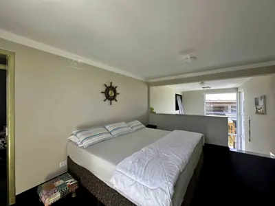 Casa - Sobrado Triplex com 4 quartos (sendo 4 suite(s)) a 1200,00 metros praia.