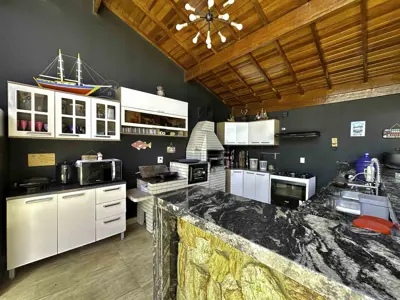 Casa - Sobrado Triplex com 4 quartos (sendo 4 suite(s)) a 1200,00 metros praia.