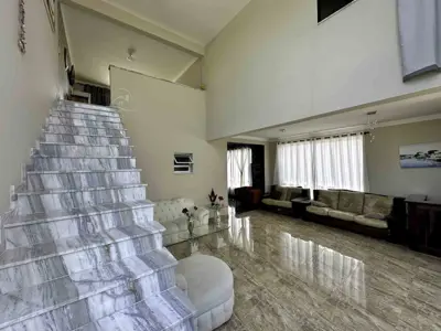 Casa - Sobrado Triplex com 4 quartos (sendo 4 suite(s)) a 1200,00 metros praia.