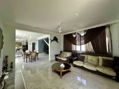 Casa - Sobrado Triplex com 4 quartos (sendo 4 suite(s)) a 1200,00 metros praia.