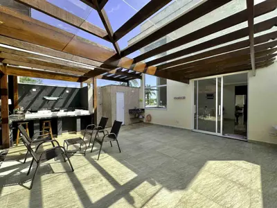 Casa - Sobrado Triplex com 4 quartos (sendo 4 suite(s)) a 1200,00 metros praia.