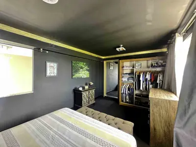 Casa - Sobrado Triplex com 4 quartos (sendo 4 suite(s)) a 1200,00 metros praia.