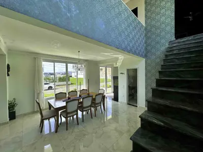 Casa - Sobrado Triplex com 4 quartos (sendo 4 suite(s)) a 1200,00 metros praia.