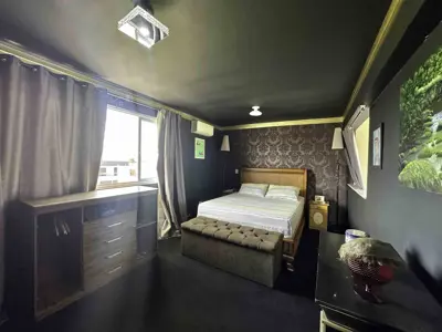 Casa - Sobrado Triplex com 4 quartos (sendo 4 suite(s)) a 1200,00 metros praia.