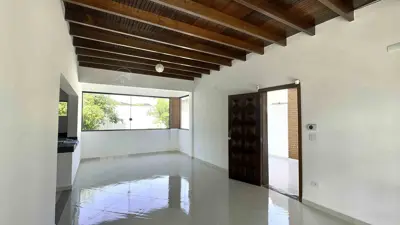 Casa - Sobrado com 3 quartos (sendo 1 suite(s)) a 700,00 metros praia.