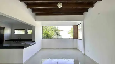 Casa - Sobrado com 3 quartos (sendo 1 suite(s)) a 700,00 metros praia.