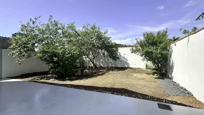 Casa - Sobrado com 3 quartos (sendo 1 suite(s)) a 700,00 metros praia.