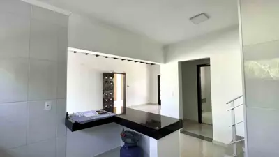 Casa - Sobrado com 3 quartos (sendo 1 suite(s)) a 700,00 metros praia.