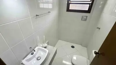 Casa - Sobrado com 3 quartos (sendo 1 suite(s)) a 700,00 metros praia.
