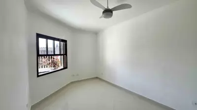 Casa - Sobrado com 3 quartos (sendo 1 suite(s)) a 700,00 metros praia.