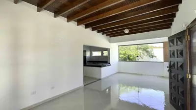 Casa - Sobrado com 3 quartos (sendo 1 suite(s)) a 700,00 metros praia.