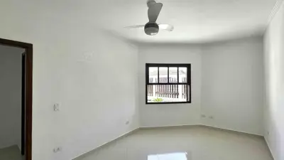 Casa - Sobrado com 3 quartos (sendo 1 suite(s)) a 700,00 metros praia.