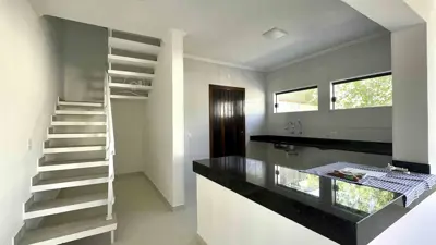 Casa - Sobrado com 3 quartos (sendo 1 suite(s)) a 700,00 metros praia.
