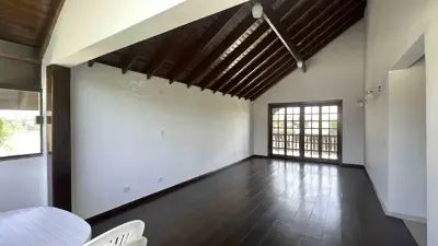 Casa - Sobrado com 3 quartos (sendo 1 suite(s)) a 700,00 metros praia.